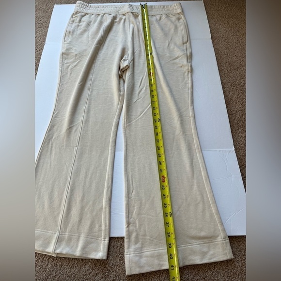 Fabletics Flare Jogger Sweatpants New with Tags Beige size 1x - Picture 6 of 6